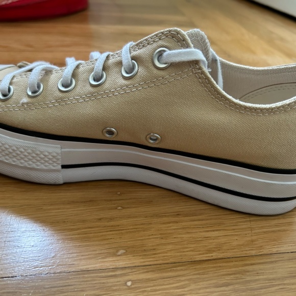 Cream Low-top Platform Converse, size Women's 9.5 - Picture 5 of 7